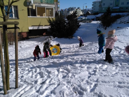 Zabawy na śniegu w Akademii Przedszkolaka